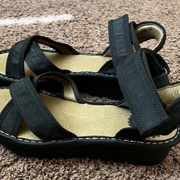 FLY LONDON SANDLES. BLACK VELCRO. LEATHER. YEAR AROUND SANDLE. COMFORTABLE 🩷 - Picture 4 of 8
